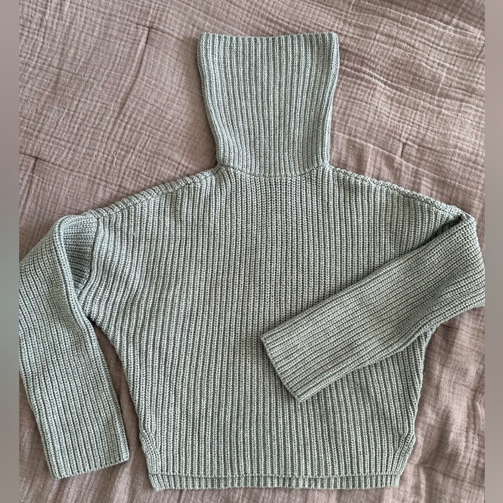 Abercrombie & Fitch- Cropped Ribbed Turtleneck Sweater in gray- XXS- worn once!
